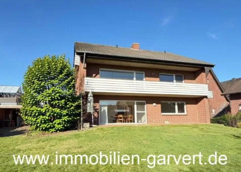 Drei-Familienhaus, großes Grundstück mit Erweiterungspotential und Doppelgarage in Bocholt-Mussum, 46395 Bocholt, Mehrfamilienhaus