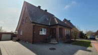 Renoviert mit Charme! Großzügiges Einfamilienhaus mit Garten, Balkon, Garage. Ruhige Lage in Ramsdorf - Einfahrt