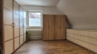 Renoviert mit Charme! Großzügiges Einfamilienhaus mit Garten, Balkon, Garage. Ruhige Lage in Ramsdorf - Zimmer DG