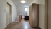 Renoviert mit Charme! Großzügiges Einfamilienhaus mit Garten, Balkon, Garage. Ruhige Lage in Ramsdorf - Flur DG