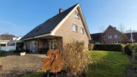 Mit Einliegerwohnung! Großes Einfamilienhaus mit Sommergarten, Doppelgarage, ruhig in Heiden - Rückansicht