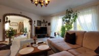 Mit Einliegerwohnung! Großes Einfamilienhaus mit Sommergarten, Doppelgarage, ruhig in Heiden - Wohnzimmer